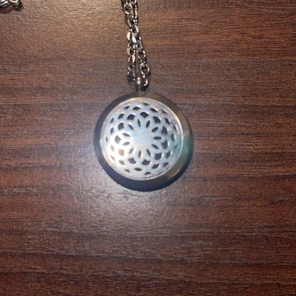 Diffusing Mama’s necklace - Picture 2 of 4